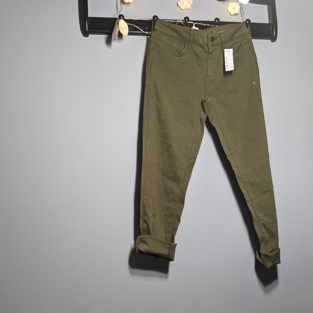Never worn Eddie Bauer cargo green skinny jeans.